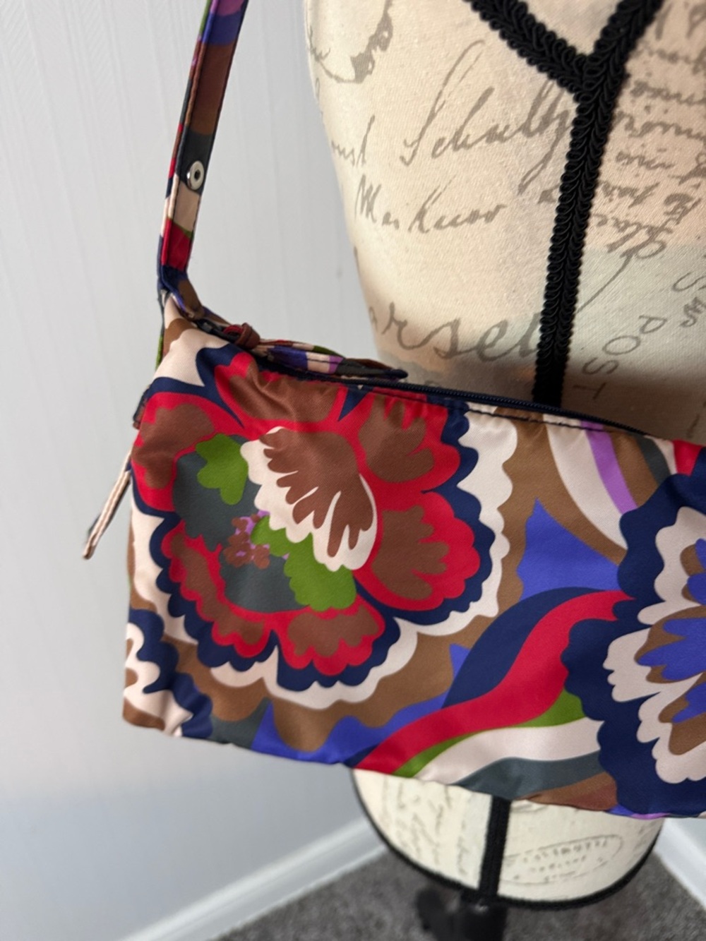 Vera Bradley Floral Multicolor Shoulder Bag in Bossanova Bold theme - Picture 2 of 3